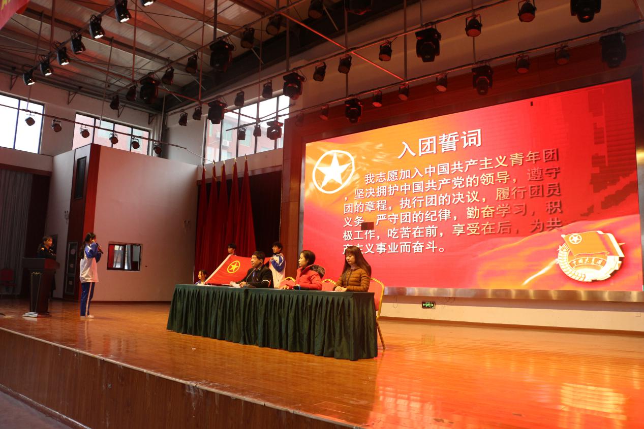 南昌向遠(yuǎn)軌道技術(shù)學(xué)校開展紀(jì)念“一二·九”運(yùn)動(dòng)85周年活動(dòng)暨2020年下半年新團(tuán)員入團(tuán)宣誓儀式