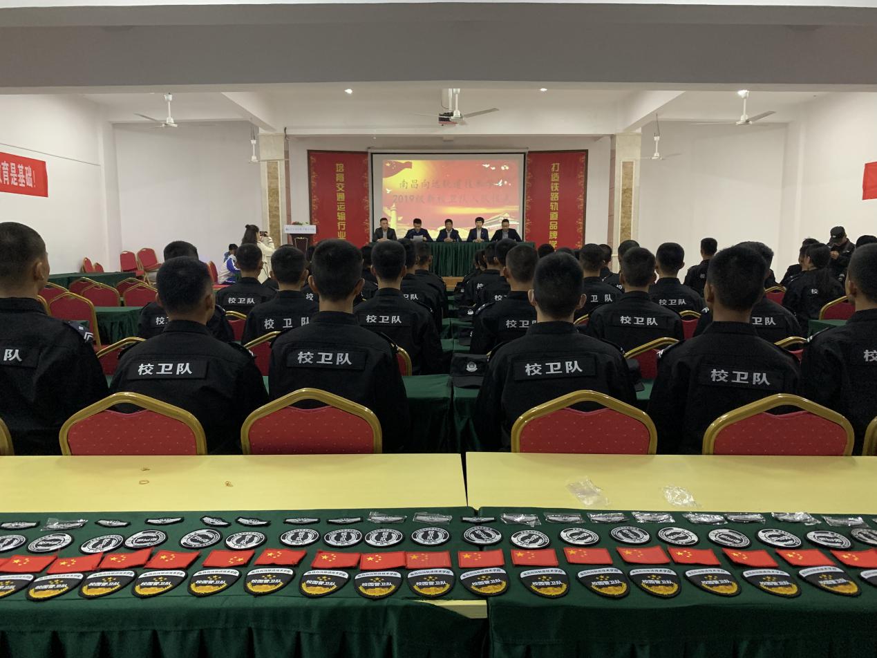 南昌向遠軌道技術(shù)學校樂化校區(qū)校衛(wèi)隊隆重舉行2019級新隊員入隊儀式