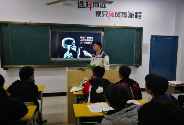 南昌向遠(yuǎn)軌道技術(shù)學(xué)校機(jī)車車輛工程系開展禁煙主題班會(huì)及承諾簽名活動(dòng)
