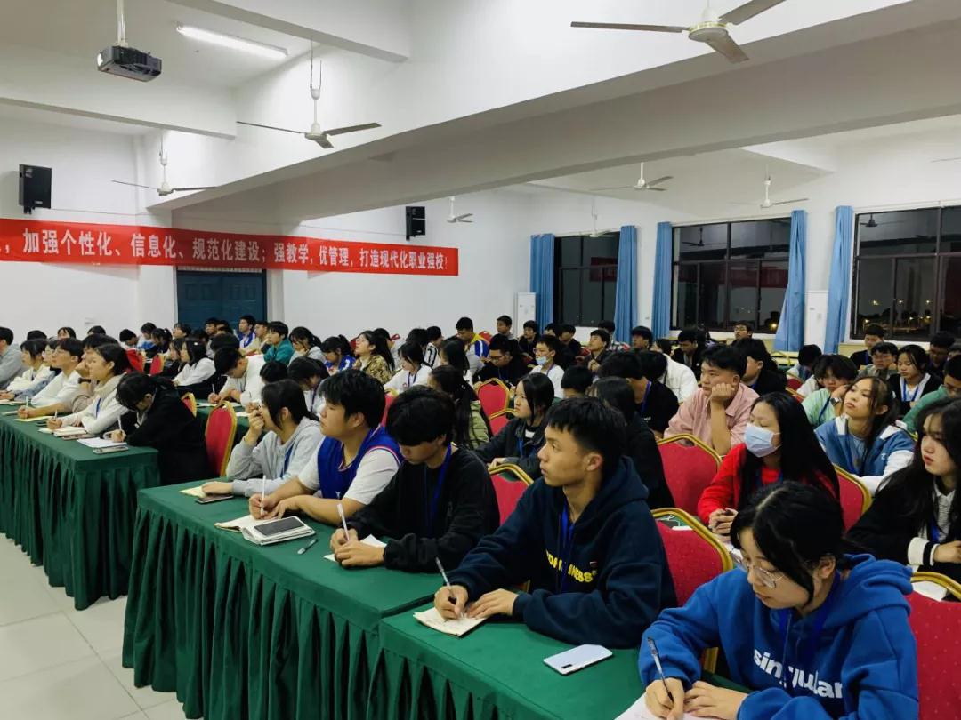 南昌向遠(yuǎn)軌道技術(shù)學(xué)校校團(tuán)委開展學(xué)生會(huì)干部培訓(xùn)