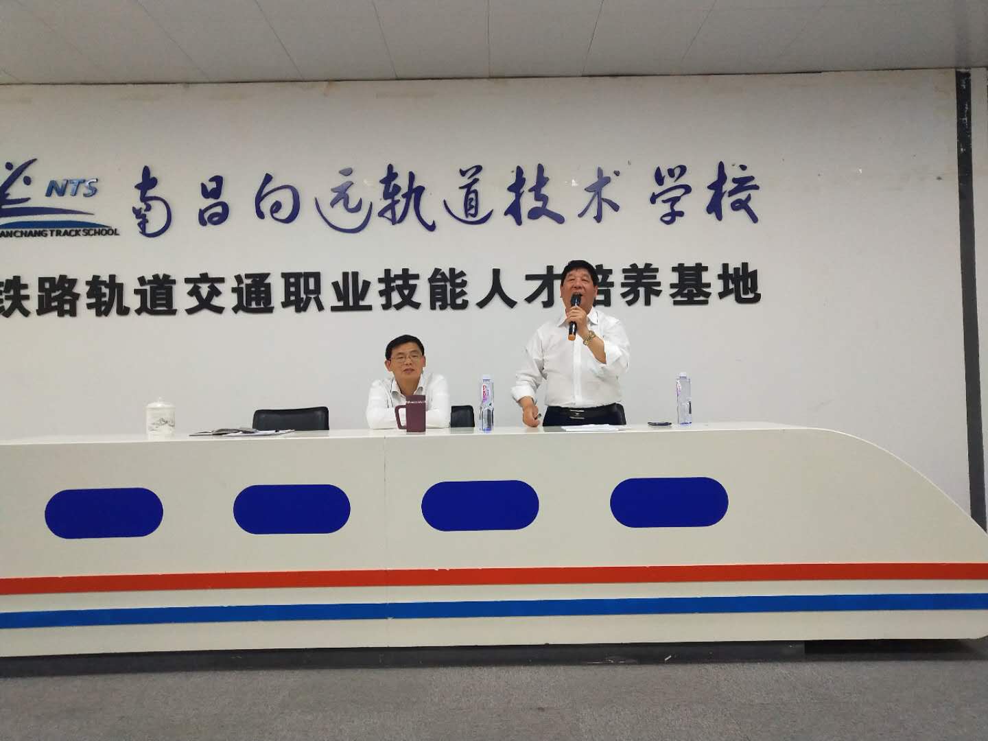 南昌向遠軌道技術(shù)學(xué)校召開《江西省職業(yè)教育改革實施方案》學(xué)習(xí)會暨《彰顯省會擔(dān)當(dāng) 我們怎么干》解放思想大討論活動動員大會