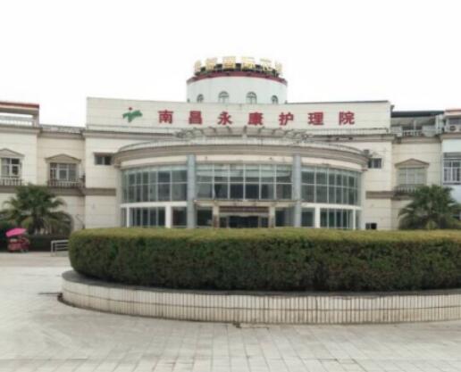 南昌向遠(yuǎn)軌道技術(shù)學(xué)校青年志愿者協(xié)會(huì)為南昌永康護(hù)理院老人送溫暖