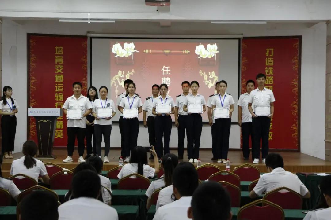 南昌向遠軌道技術(shù)學校師徒結(jié)對薪火傳，青藍攜手促成長