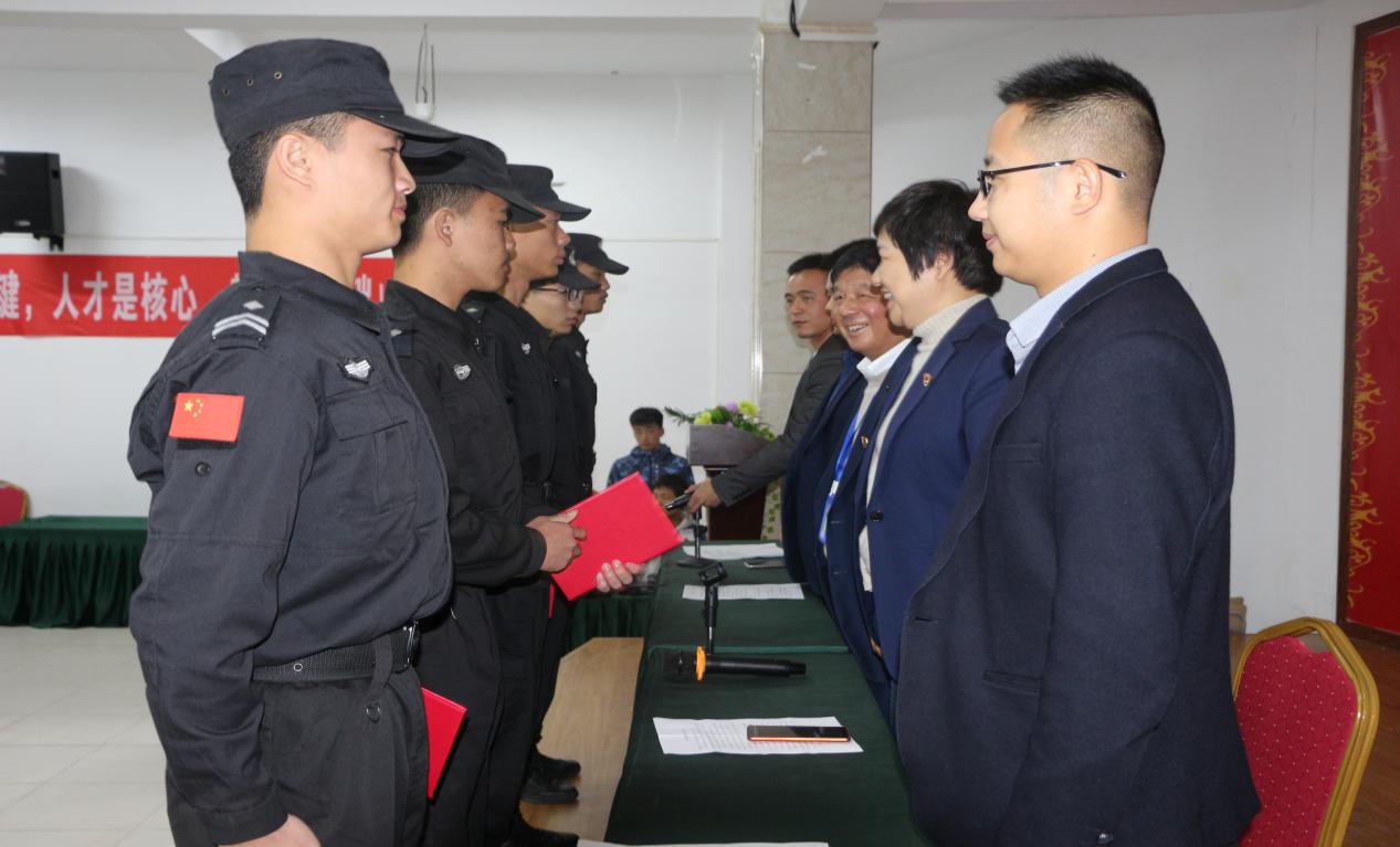 南昌向遠軌道技術(shù)學校樂化校區(qū)校衛(wèi)隊隆重舉行2019級新隊員入隊儀式