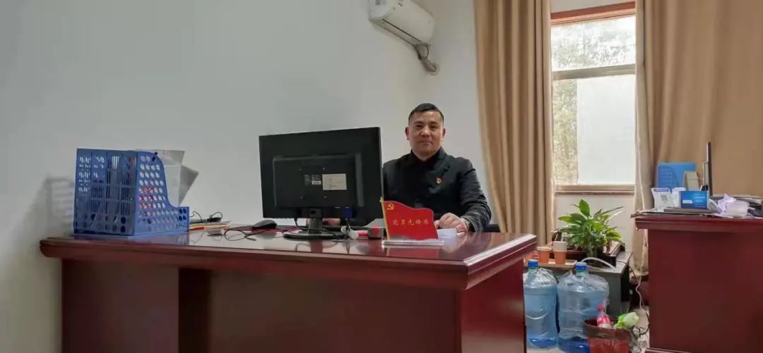 一名黨員一面旗‖立足向遠(yuǎn)軌道學(xué)校崗位，讓黨徽熠熠生輝