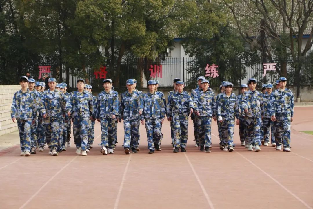 南昌向遠軌道技術(shù)學(xué)校隆重舉行2022年春季新生素質(zhì)拓展成果展示暨表彰大會