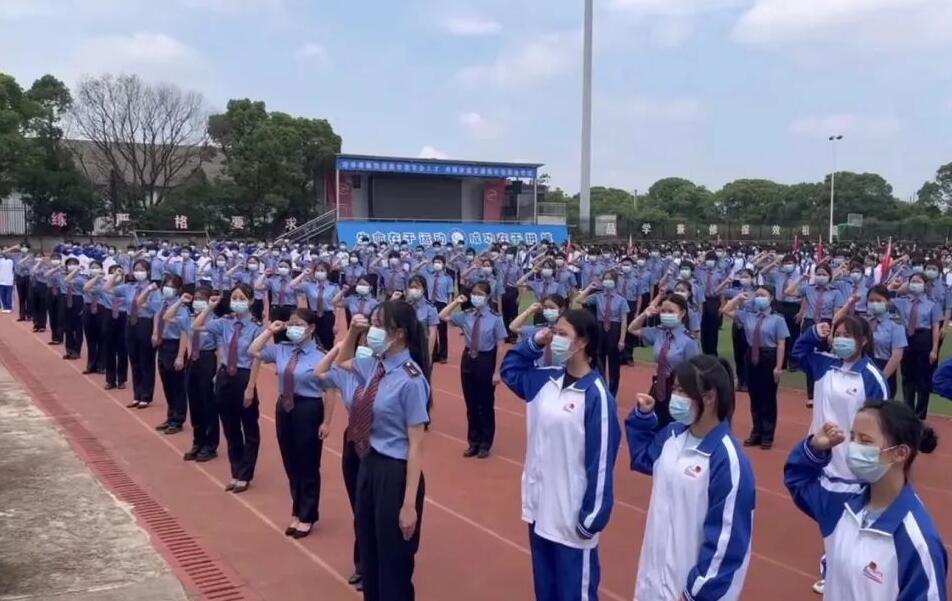南昌向遠軌道技術學校舉行慶祝中國共產主義青年團成立100周年新團員入團儀式暨表彰大會