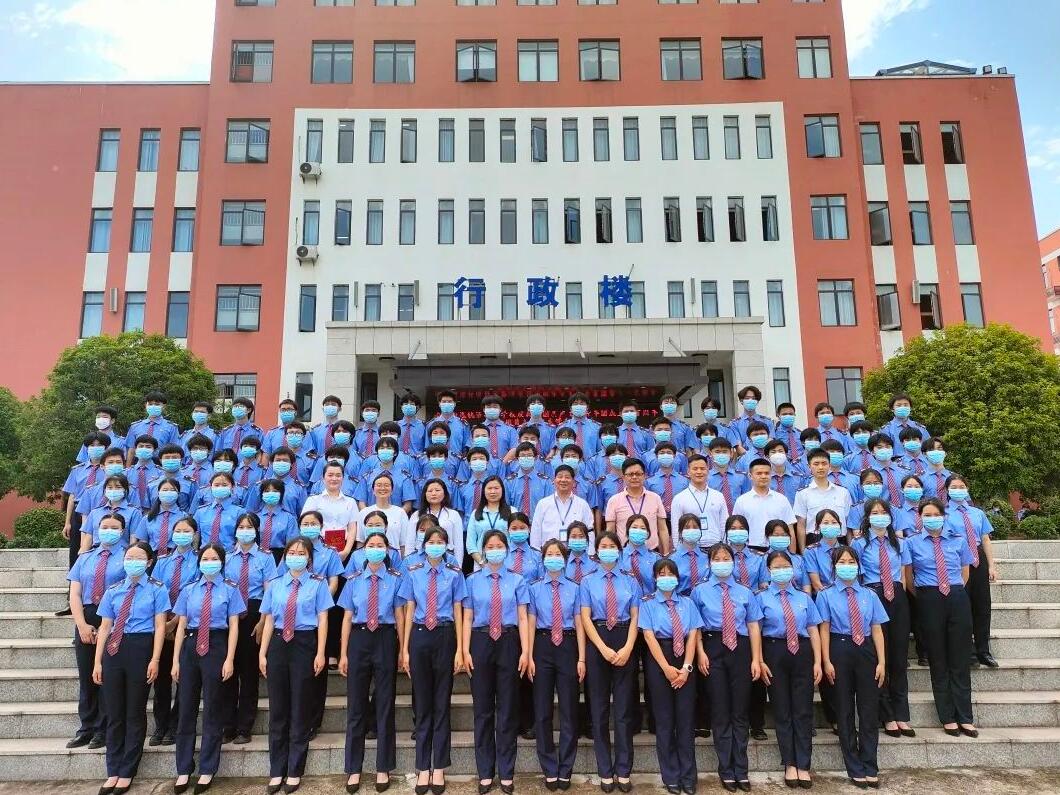 南昌向遠軌道技術學校舉行慶祝中國共產主義青年團成立100周年新團員入團儀式暨表彰大會