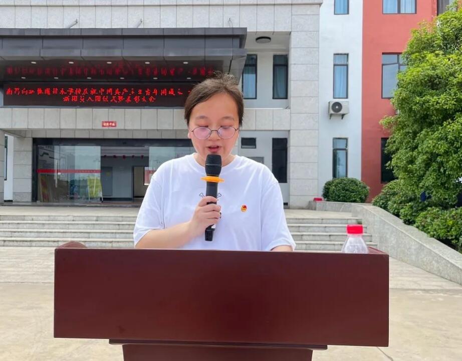 南昌向遠軌道技術學校舉行慶祝中國共產主義青年團成立100周年新團員入團儀式暨表彰大會