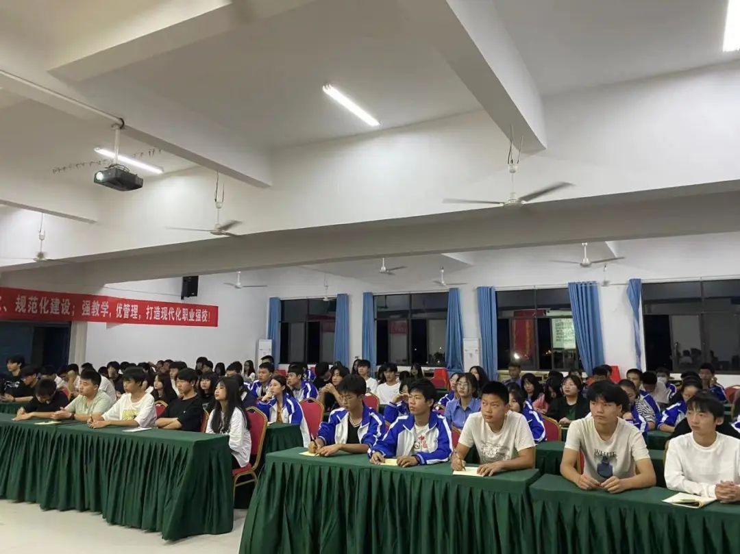 強化宿舍管理 打造魅力向遠‖南昌向遠軌道技術(shù)學校召開寢室長培訓會議
