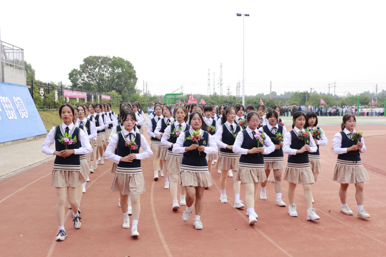 南昌向遠(yuǎn)軌道技術(shù)學(xué)校第十五屆運(yùn)動會盛大開幕