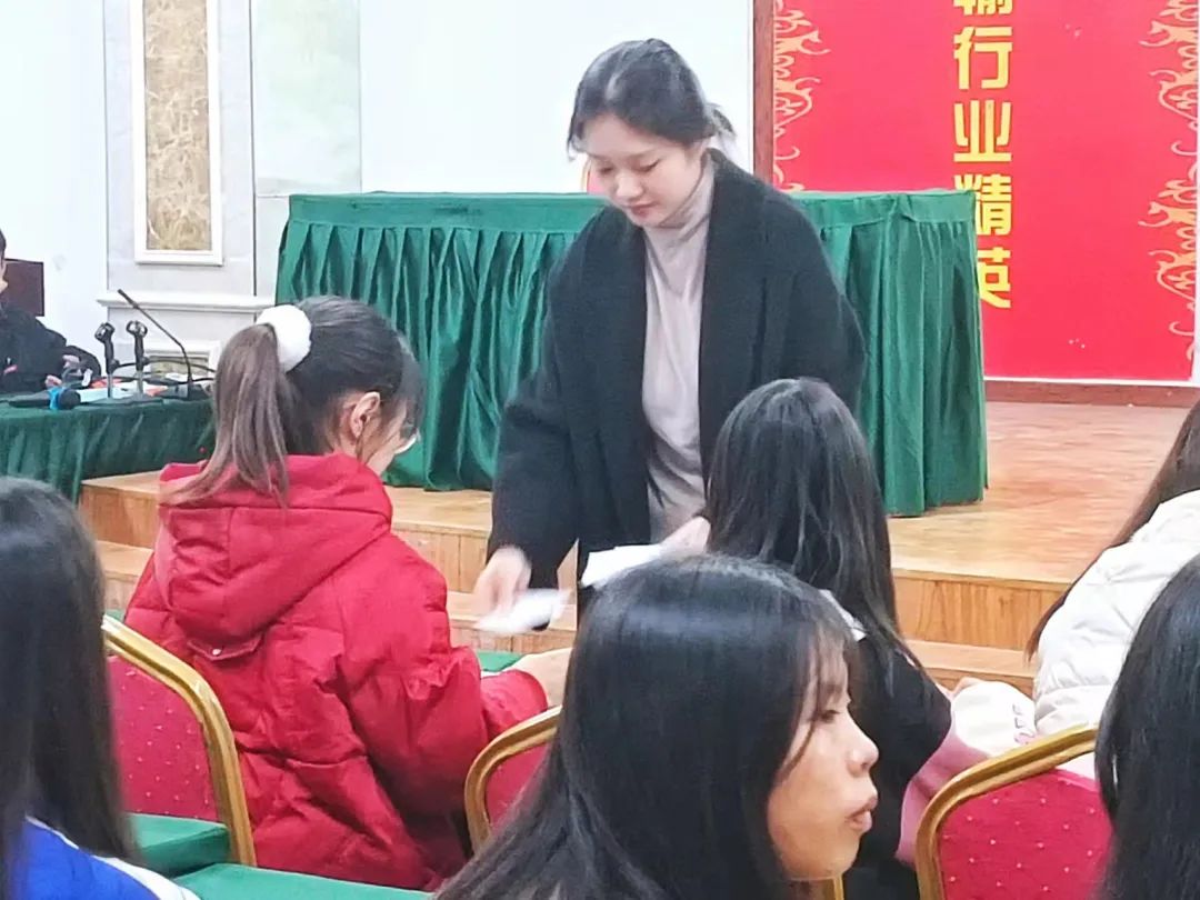 南昌向遠軌道技術(shù)學(xué)?！拘睦斫】祱F體輔導(dǎo)】直面挫折，珍惜當(dāng)下