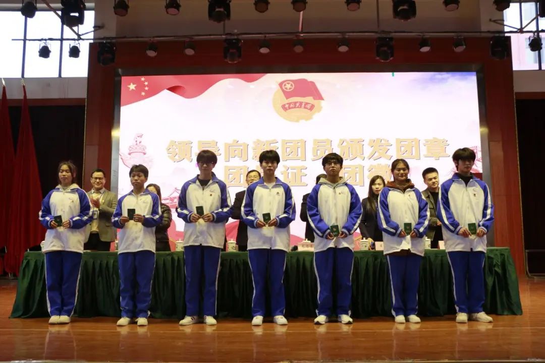 南昌向遠軌道技術學校紀念“一二·九”愛國運動暨新團員入團宣誓儀式