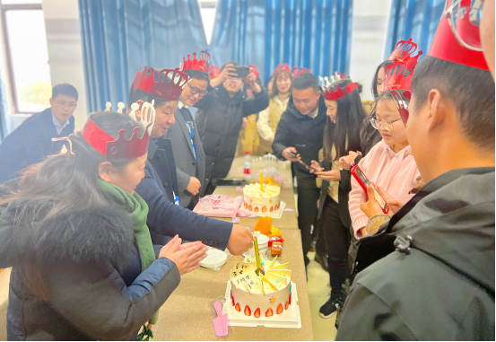 溫馨生日會(huì)，情暖教師心|南昌向遠(yuǎn)軌道技術(shù)學(xué)校舉辦2023年第一季度教職工集體生日會(huì)