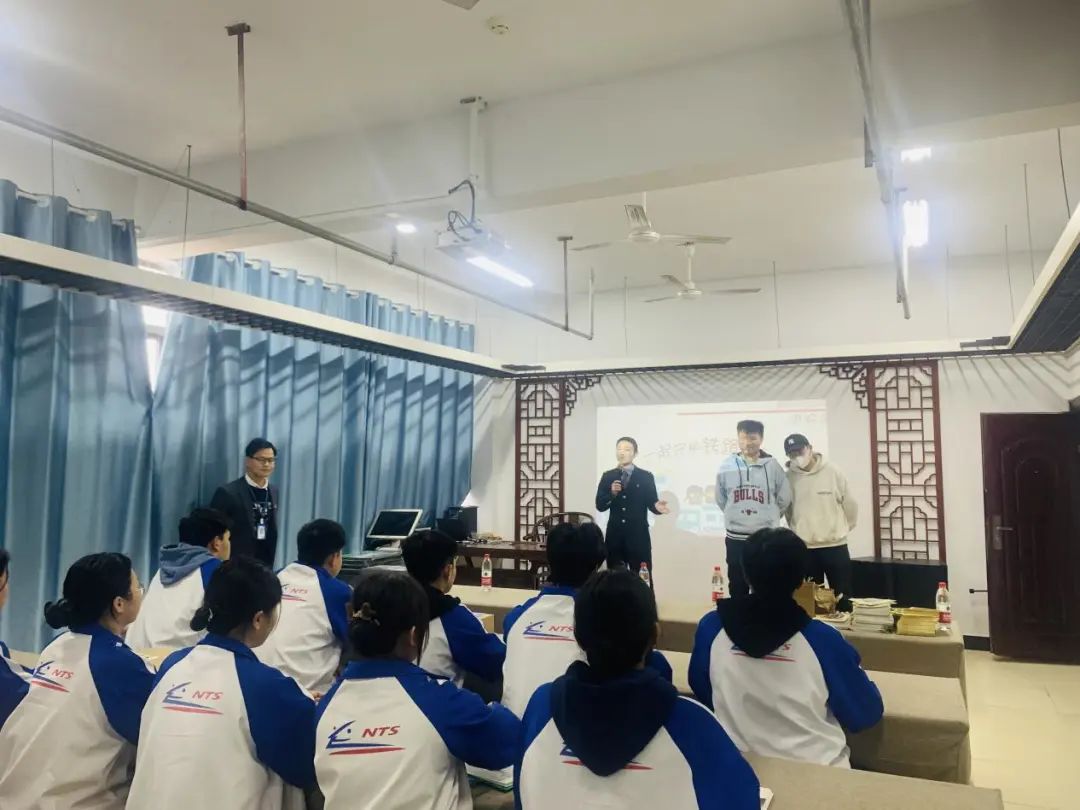 中國(guó)鐵路南昌局集團(tuán)有限公司南昌車務(wù)段蒞臨南昌向遠(yuǎn)軌道學(xué)校開展安全主題教育活動(dòng)