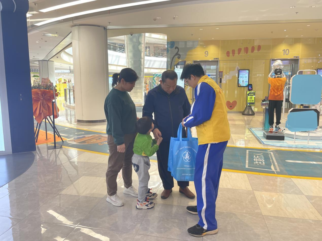南昌向遠(yuǎn)軌道技術(shù)學(xué)校志愿者助力2023年省、市第16個(gè)“世界孤獨(dú)癥日”宣傳教育活動(dòng)
