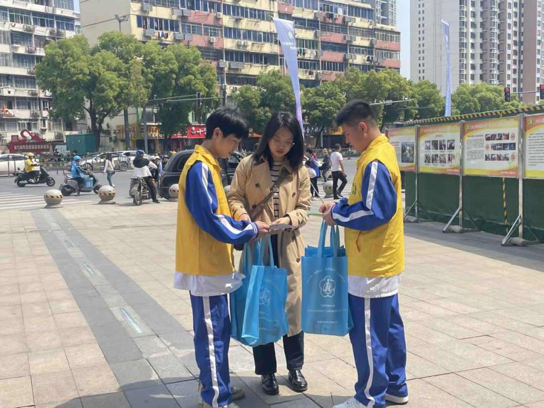 南昌向遠(yuǎn)軌道技術(shù)學(xué)校志愿者助力2023年省、市第16個(gè)“世界孤獨(dú)癥日”宣傳教育活動(dòng)