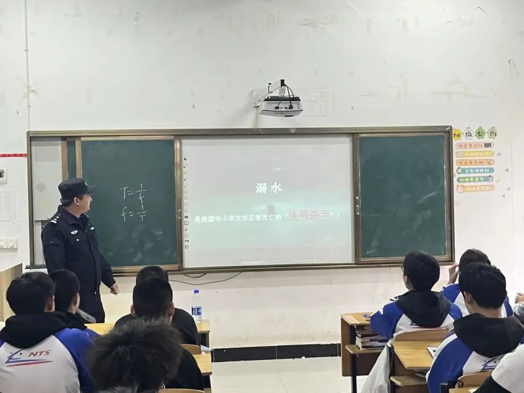 南昌向遠(yuǎn)軌道技術(shù)學(xué)校開展“安全教育進(jìn)校園，警校共筑安全墻”民警進(jìn)校園宣講活動