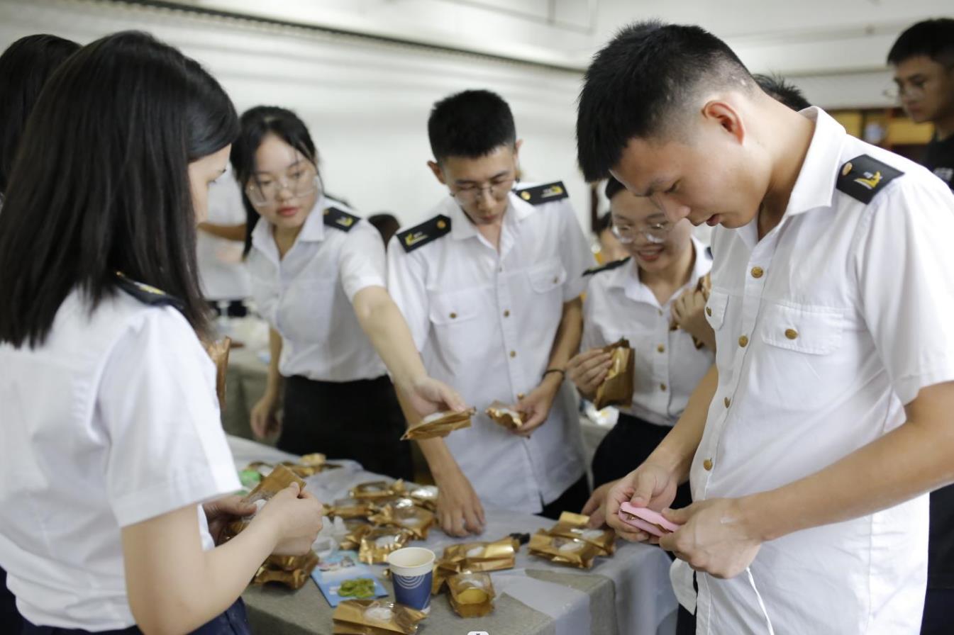 桃李芬芳至 金秋乘月來(lái)｜南昌向遠(yuǎn)軌道技術(shù)學(xué)校與江西銀行贛江新區(qū)分行牽手開(kāi)展教師節(jié)主題活動(dòng)