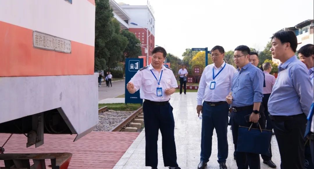 湖南省瀏陽市職業(yè)教育考察團(tuán)來南昌向遠(yuǎn)軌道技術(shù)學(xué)校考察交流