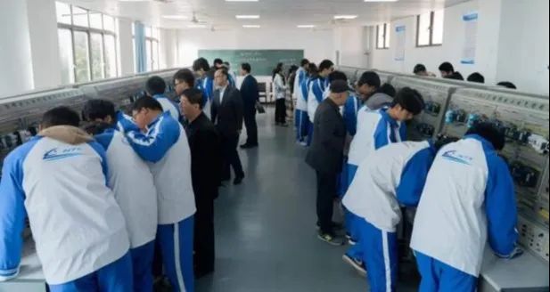 南昌向遠(yuǎn)軌道技術(shù)學(xué)校機車車輛工程系開展公開課活動