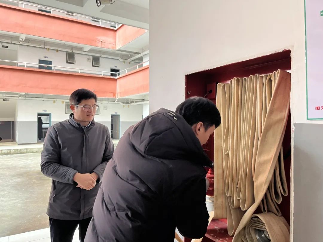 南昌市委教育工委副書記、市教育局副局長(zhǎng)何永明蒞臨南昌向遠(yuǎn)軌道技術(shù)學(xué)校檢查督導(dǎo)消防安全工作