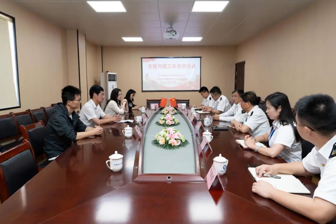 【黨建引領(lǐng)】中共南昌向遠(yuǎn)軌道技術(shù)學(xué)校支部委員會和中共南昌市汽車機(jī)電學(xué)校委員會舉行黨建共建簽約儀式