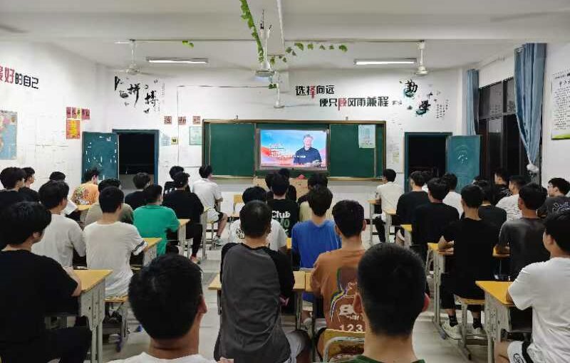青春有為，未來可期|南昌向遠(yuǎn)軌道技術(shù)學(xué)校組織全體師生觀看《開學(xué)第一課》