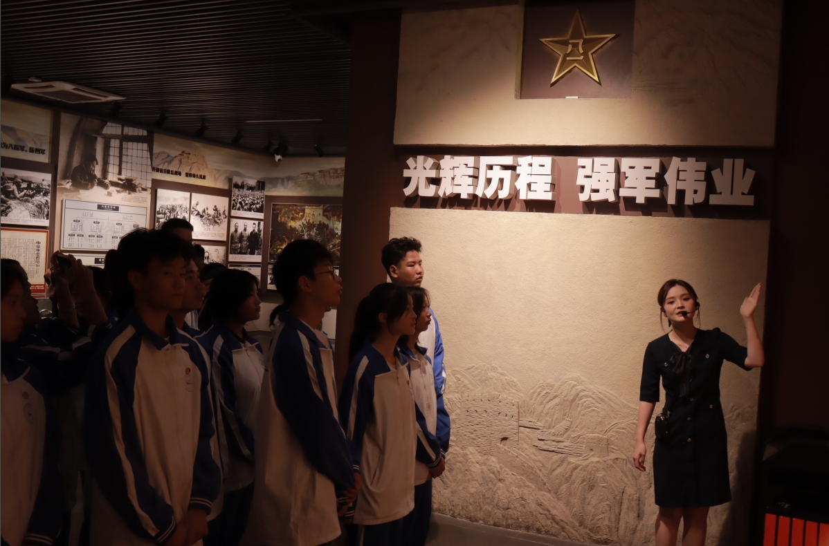南昌向遠(yuǎn)軌道技術(shù)學(xué)校團(tuán)委開展10月份主題團(tuán)日活動(dòng)