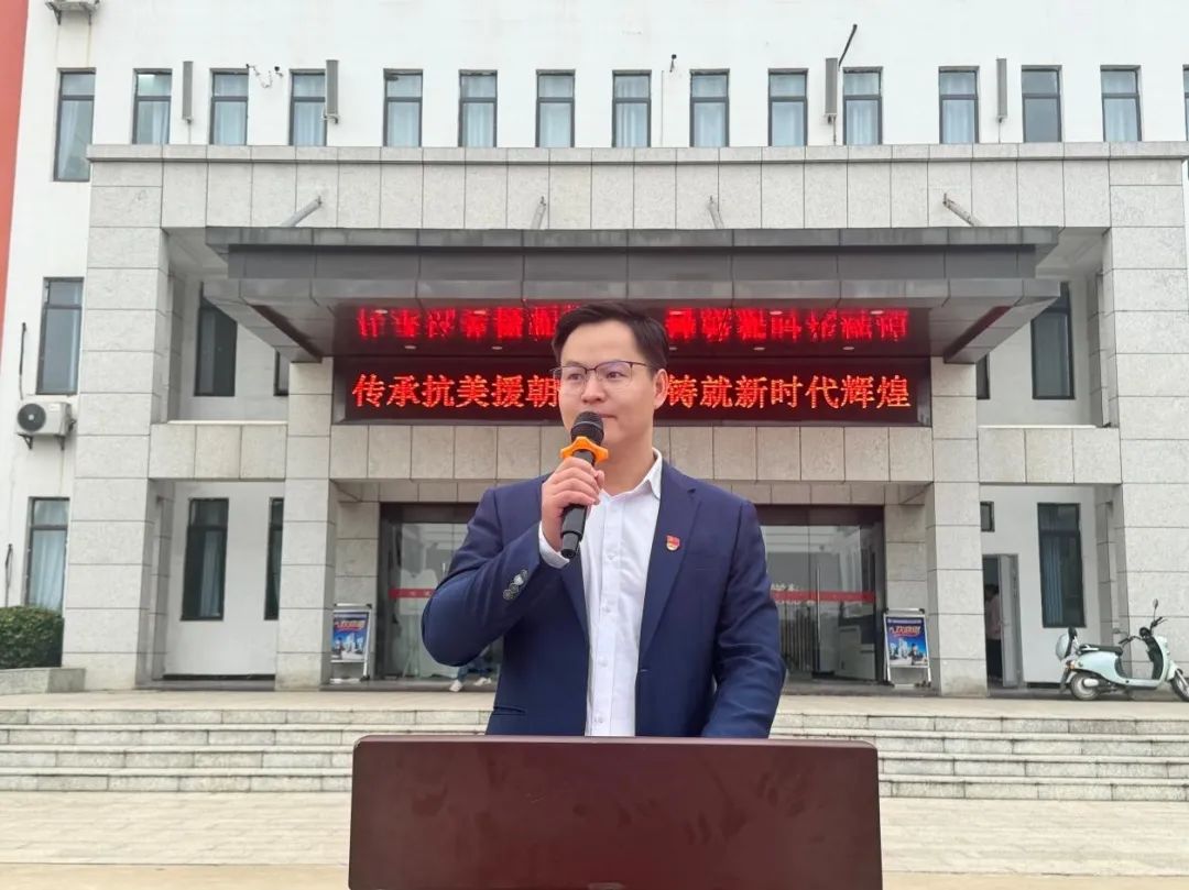 南昌向遠軌道學(xué)校升旗儀式紀(jì)念抗美援朝74周年，致敬“最可愛的人”