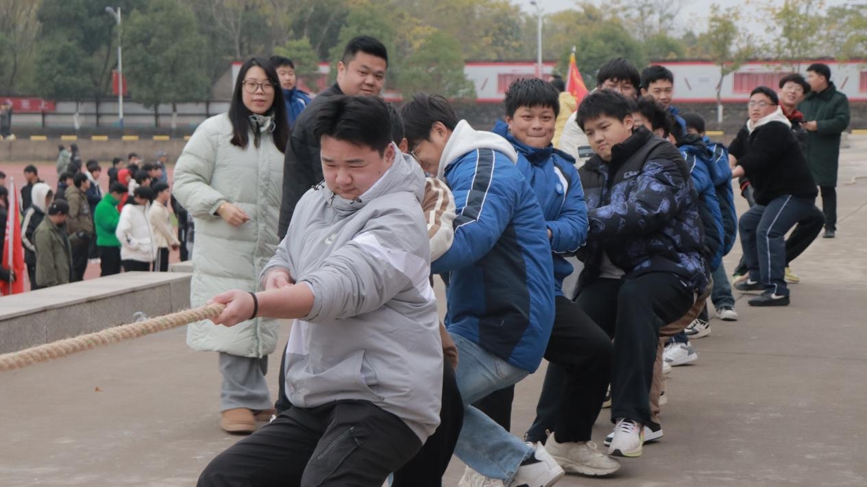 南昌向遠(yuǎn)軌道技術(shù)學(xué)校2024年秋季班級(jí)拔河比賽圓滿落幕