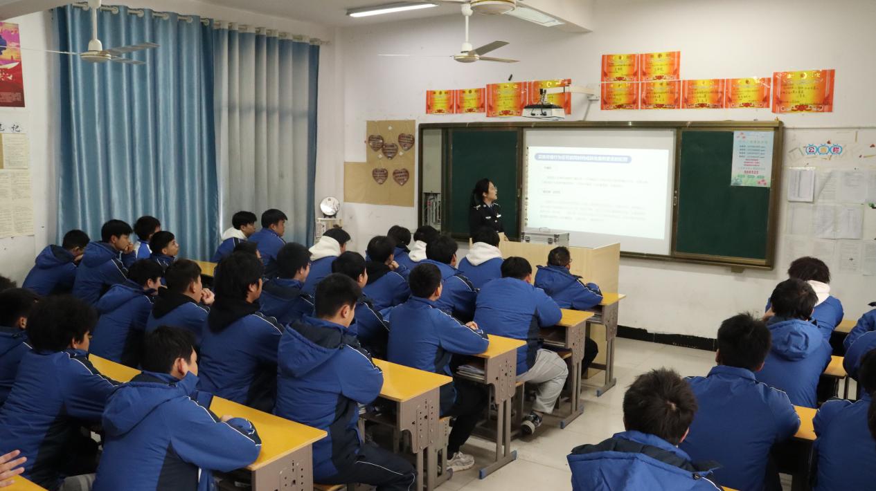 南昌市出入境邊防檢查站和南昌昌北機(jī)場(chǎng)海關(guān)聯(lián)合深入南昌向遠(yuǎn)軌道技術(shù)學(xué)校開(kāi)展校園反詐宣傳活動(dòng)