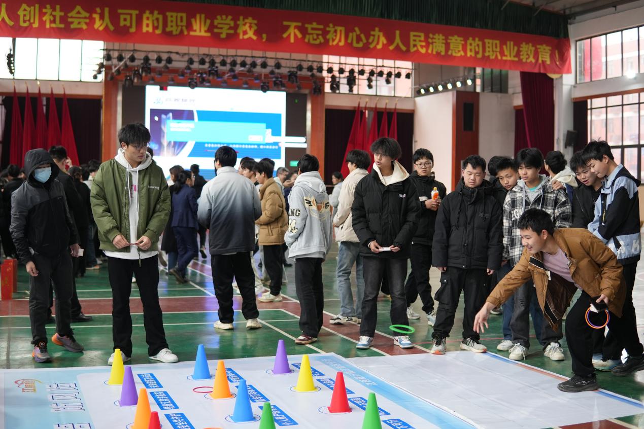 南昌向遠軌道技術學校攜手江西銀行贛江新區(qū)分行成功舉辦“金融知識進校園”游園會