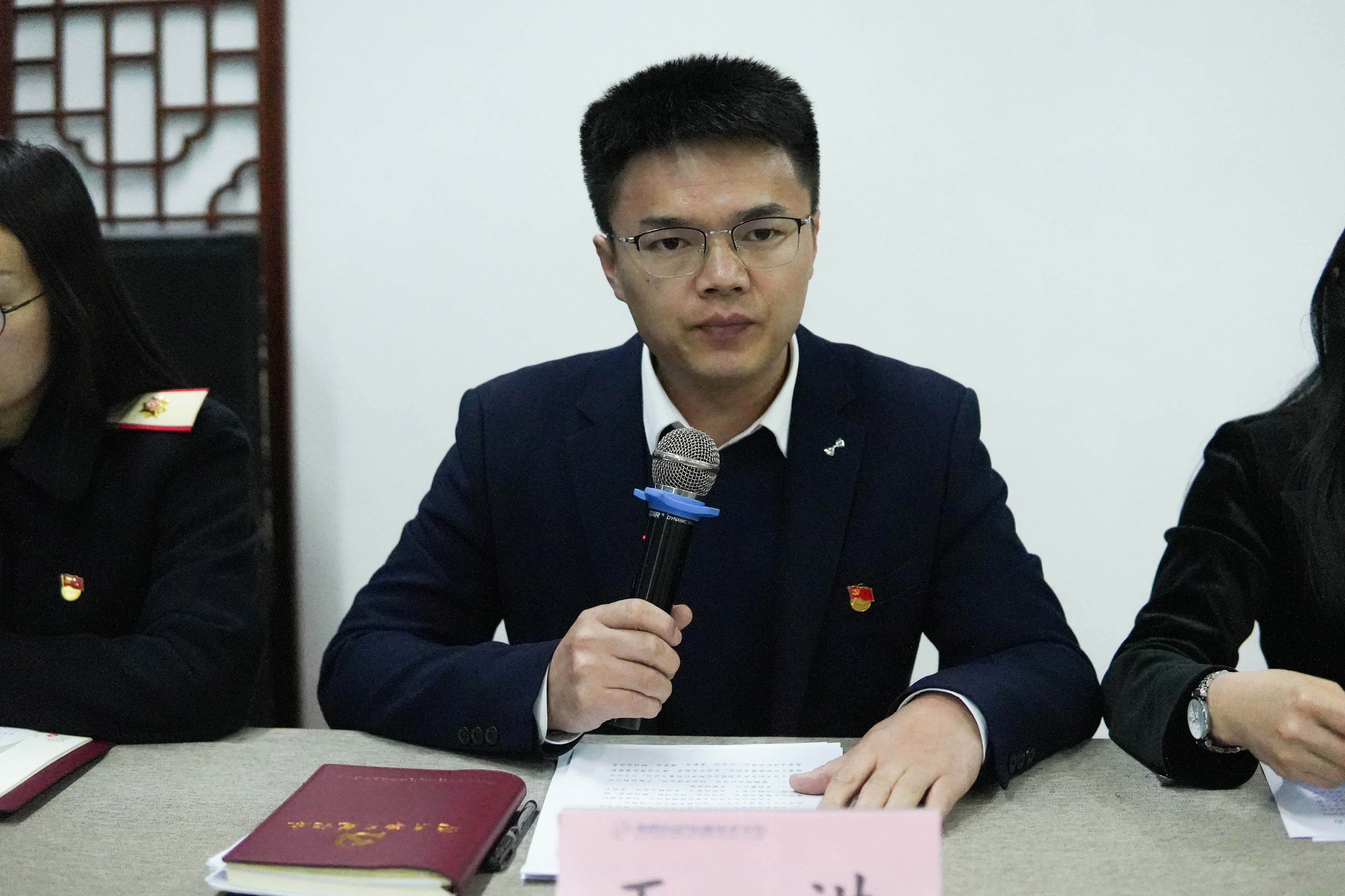 南昌向遠(yuǎn)軌道技術(shù)學(xué)校黨支部召開(kāi)2024年度組織生活會(huì)和民主評(píng)議黨員大會(huì)