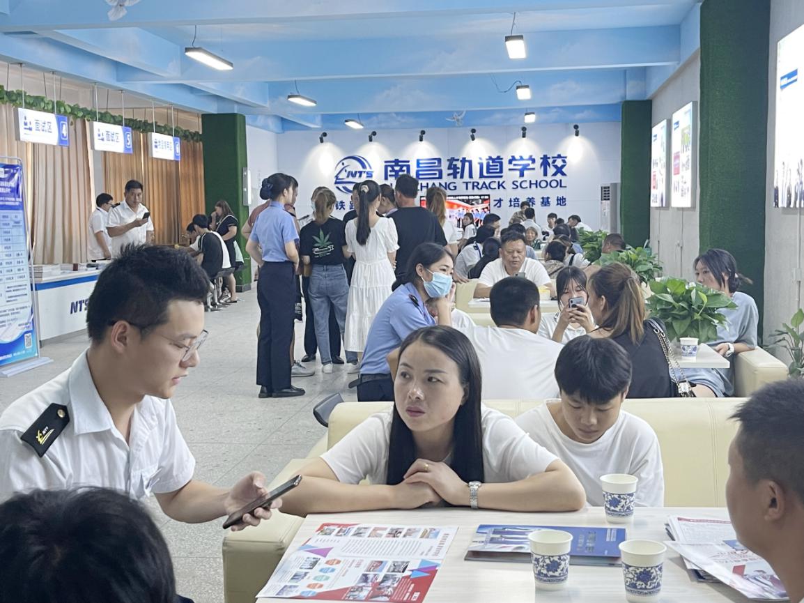 讀職校也精彩-南昌向遠(yuǎn)軌道技術(shù)學(xué)校2021秋新生報(bào)名火爆來(lái)襲！