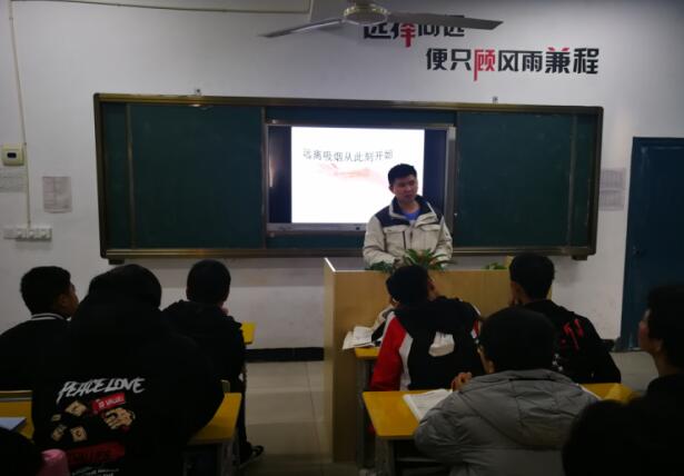 南昌向遠(yuǎn)軌道技術(shù)學(xué)校機(jī)車車輛工程系開展禁煙主題班會(huì)及承諾簽名活動(dòng)