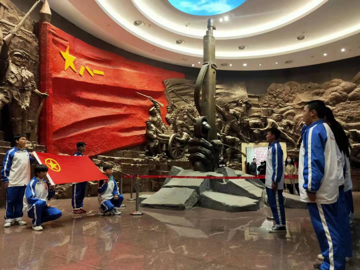南昌向遠軌道技術(shù)學(xué)校開展參觀八一起義紀念館主題團日活動
