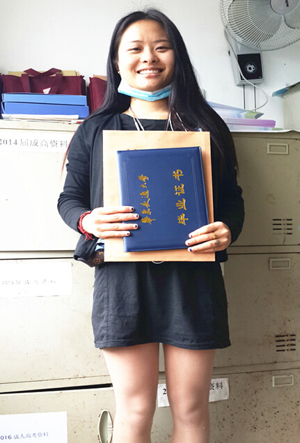 南昌向遠軌道技術(shù)學校函授站學生激動領(lǐng)取華東交通大學畢業(yè)證書