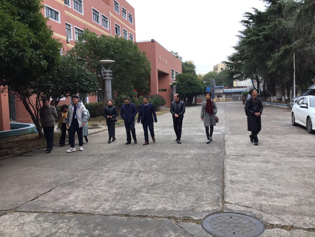 南昌市責任督學掛牌督導工作組一行蒞臨南昌軌道學校檢查督導工作