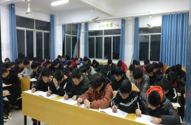 南昌向遠軌道技術學校組織2019春季新生參加《學生手冊》考試