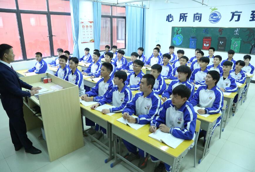 南昌向遠(yuǎn)軌道技術(shù)學(xué)校2021版樂化校區(qū)優(yōu)美的校園環(huán)境