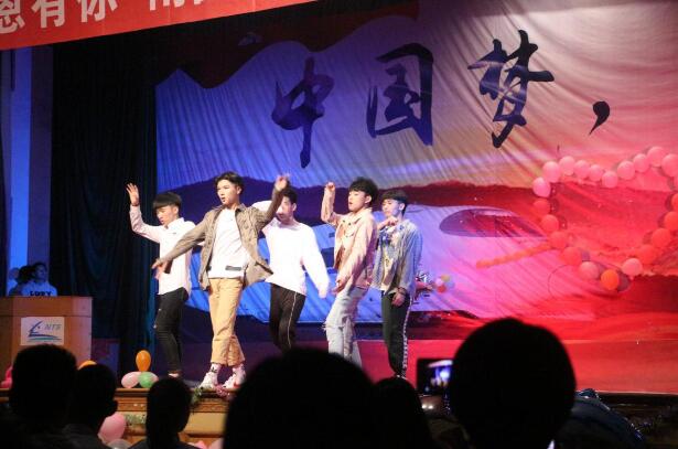 南昌向遠(yuǎn)軌道技術(shù)學(xué)校“關(guān)愛動物，感恩有你”公益晚會