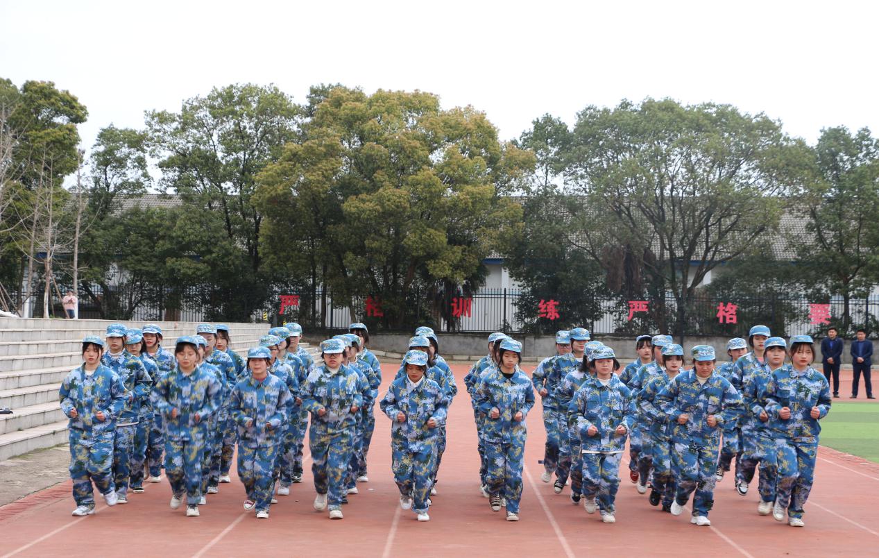 南昌向遠(yuǎn)軌道技術(shù)學(xué)校2021級(jí)春季新生素質(zhì)拓展匯演暨總結(jié)表彰大會(huì)隆重舉行