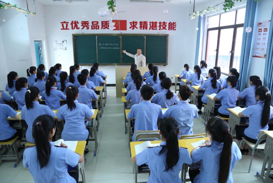 南昌向遠(yuǎn)軌道技術(shù)學(xué)校2021版樂化校區(qū)優(yōu)美的校園環(huán)境