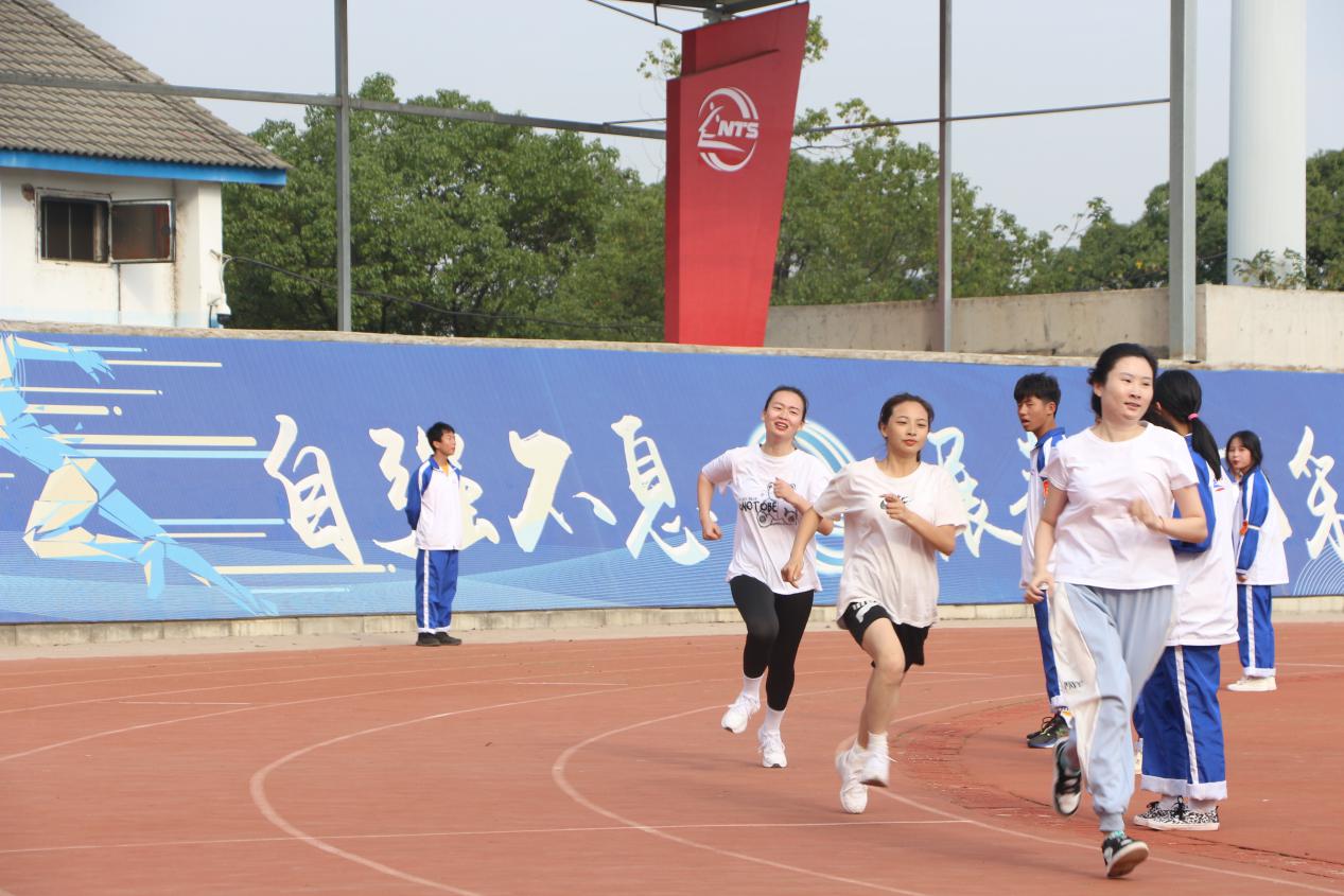 南昌向遠(yuǎn)軌道技術(shù)學(xué)校第十三屆田徑運動會之教職工風(fēng)采