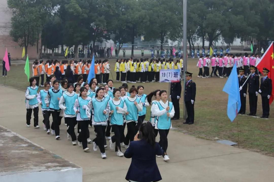 南昌向遠(yuǎn)軌道技術(shù)學(xué)校第六屆趣味運(yùn)動會順利開幕