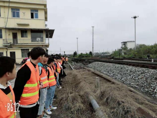 南昌向遠軌道技術(shù)學校組織學生赴南昌南車輛段等單位開展實地觀摩及實訓教學活動