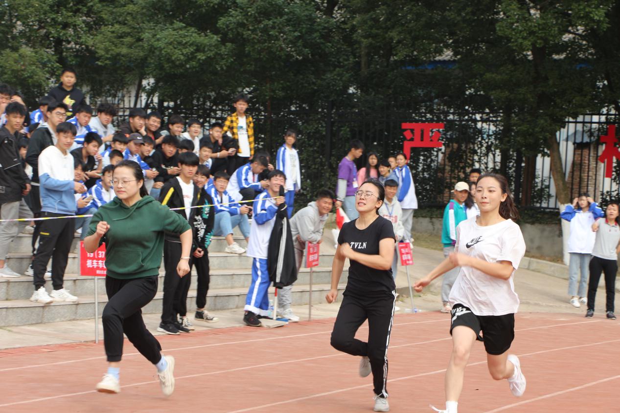 南昌向遠(yuǎn)軌道技術(shù)學(xué)校第十三屆田徑運動會之教職工風(fēng)采