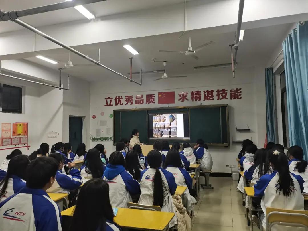 南昌向遠軌道技術(shù)學(xué)校開展“學(xué)法、懂法 預(yù)防犯罪”主題班會活動