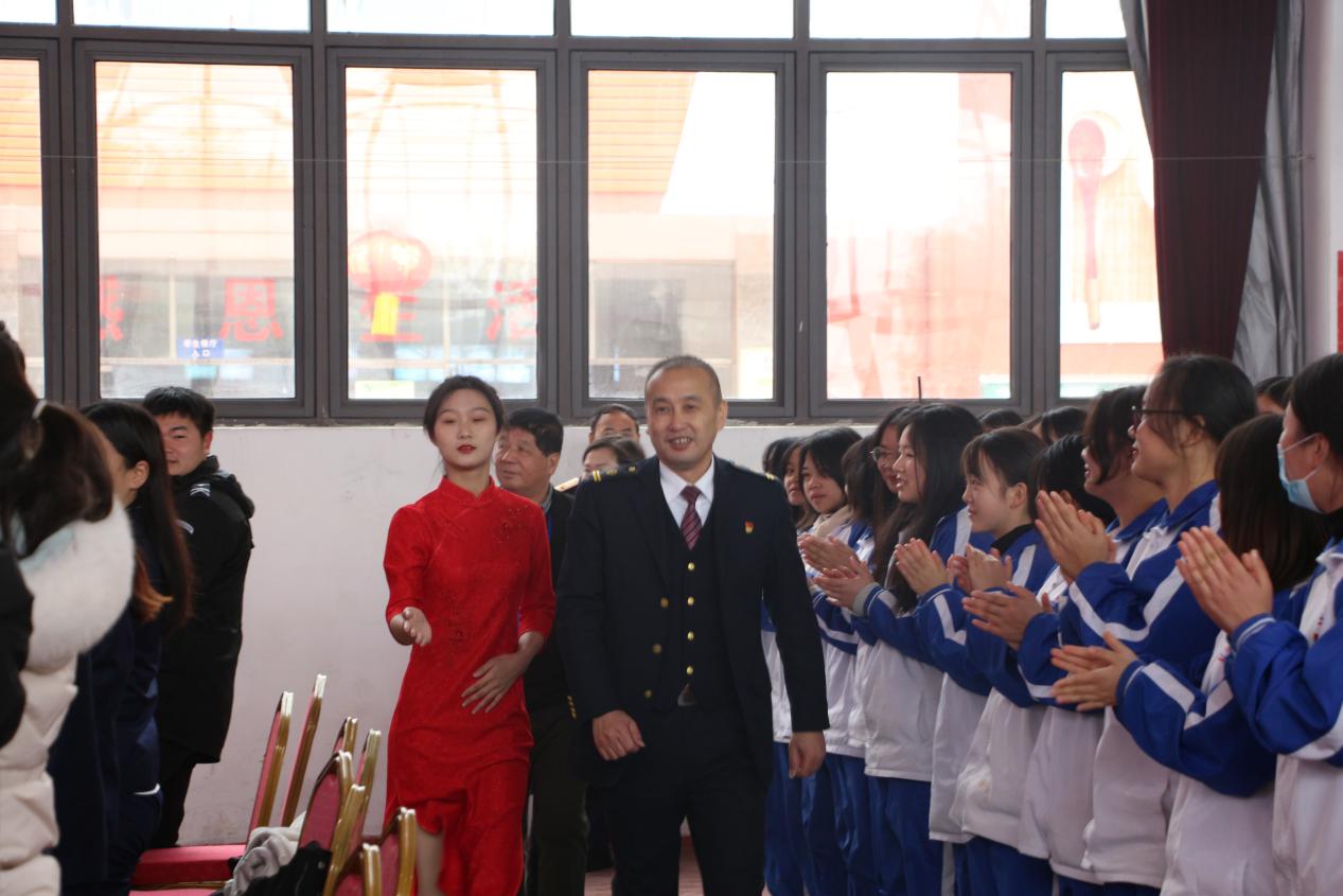 熱烈歡迎中華全國(guó)鐵路總工會(huì)“火車(chē)頭獎(jiǎng)?wù)?rdquo;獲得者楊斌來(lái)南昌向遠(yuǎn)軌道技術(shù)學(xué)校作報(bào)告